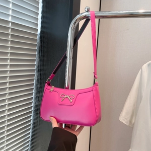 Sac bandoulière rose avec nœud argenté et pendentif fleur pour femme tendance 2025