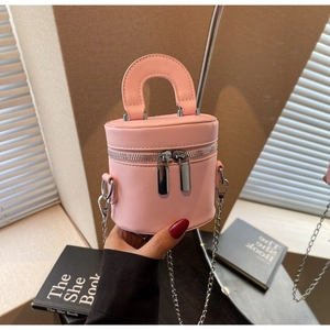 Detailansicht der rosa Mini-Zylindertasche mit Doppel-Reißverschluss und glattem Leder