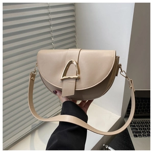 Détail du sac besace beige avec boucle en D dorée mate et texture en cuir PU de haute qualité