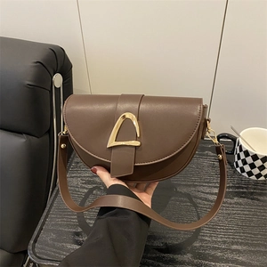 Sacoche selle marron foncé avec boucle dorée en D et bandoulière réglable moderne