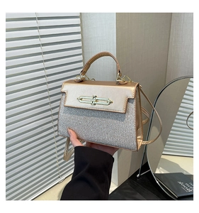 Detail of the champagne gold crossbody bag with metallic leather and shimmering texture