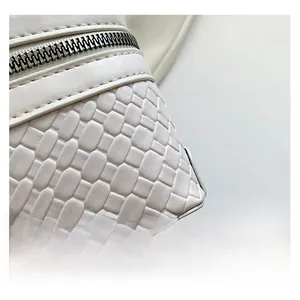 Détail du sac à main en cuir tressé blanc avec texture précise et fermeture éclair argentée