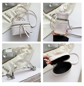 Vue détaillée du mini sac à main tressé montrant l'intérieur et les finitions métalliques