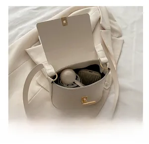 Vue intérieure du sac seau abricot montrant sa grande capacité pour parapluie et objets