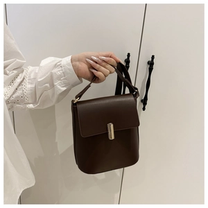 Dettaglio borsa a tracolla in pelle PU opaca marrone scuro con chiusura verticale oro chiaro