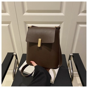 Dettaglio della borsa a tracolla vintage in pelle testa di moro con fibbia dorata