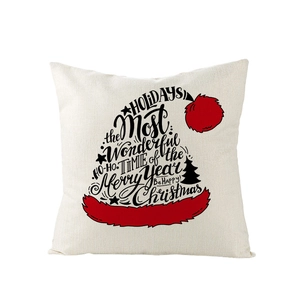 Détail de la taie d'oreiller en lin avec typographie Merry Christmas et chapeau rouge