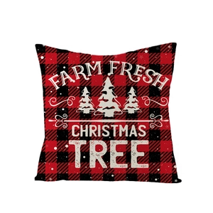 Détail de la housse de coussin de Noël à carreaux rouge et noir avec motif sapin