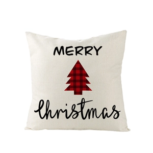 Détail de la housse de coussin de Noël avec sapin à carreaux rouges sur lin beige