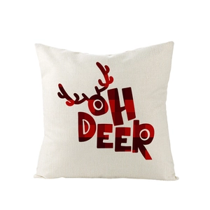 Détail d'une taie d'oreiller de Noël en lin avec texte OH DEER rouge et bois de cerf