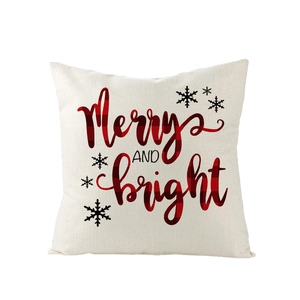Détail d'une housse de coussin de Noël en lin avec texte festif et motif à carreaux