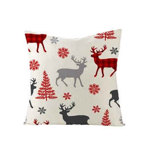 Détail de housse de coussin Noël en lin avec motifs de renne et flocons de neige