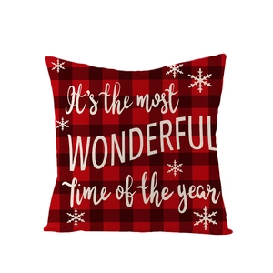 Détail de la housse de coussin de Noël à carreaux rouges et noirs avec flocons