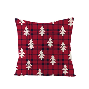 Détail d'une taie d'oreiller de Noël en lin avec carreaux rouges et sapins blancs