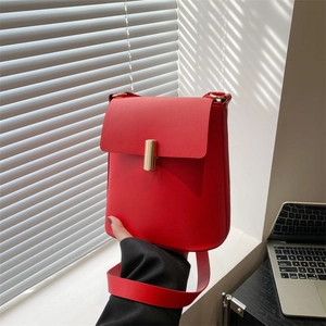 Borsa a tracolla da donna in pelle rossa con fibbia cilindrica dorata in stile primaverile