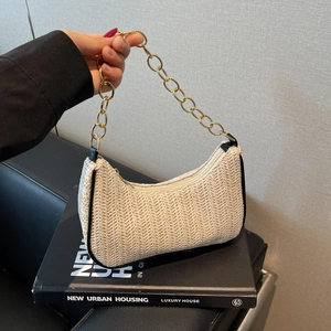 Sac baguette en paille tressée avec chaîne dorée et passepoil noir pour la mode d'été