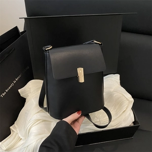 Borsa a tracolla minimalista in pelle nera opaca con fibbia dorata in confezione regalo