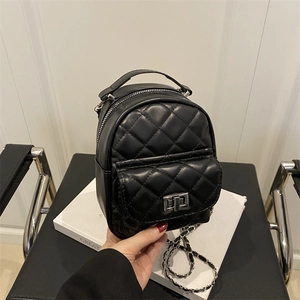 Schicker schwarzer gesteppter Mini-Rucksack mit Silberkette und Drehverschluss-Detail