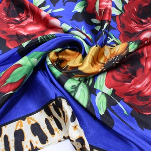 Carré de soie satinée 90cm à motif léopard et floral bleu avec des roses rouges vives