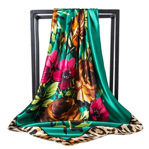 Carré de soie satiné vert émeraude avec imprimé léopard et fleurs pour femme 90cm foulard