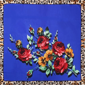 Carré de soie bleu roi pour femme avec imprimé léopard et motifs de roses rouges
