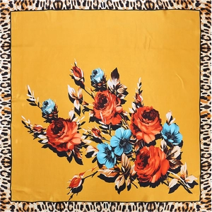 Détail d'un foulard en satin avec motif rose rouge et bordure léopard