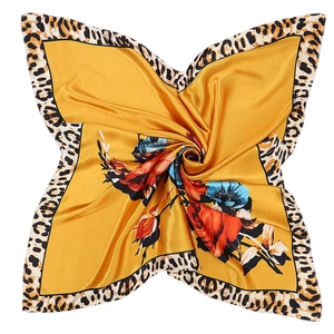 Détail du motif léopard et floral sur l'écharpe en satin de soie jaune vif