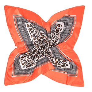Carré de soie orange avec imprimé léopard et motifs géométriques plié en forme de papillon