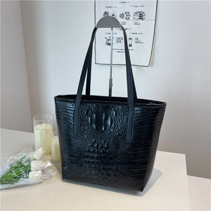 Minimalist black crocodile pattern tote bag for women with large capacity shoulder design