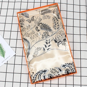 Lussuoso foulard in satin champagne con stampa paisley in una scatola regalo arancione