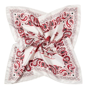 Foulard quadrato in satin da 90cm con stampa paisley rossa e bianca stile etnico