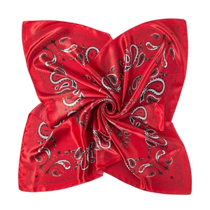 Vista macro del foulard in raso rosso con stampa paisley e trama setosa liscia