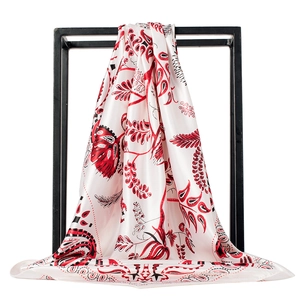 Sciarpa di raso 90 cm con stampa paisley rossa e bianca su espositore metallico