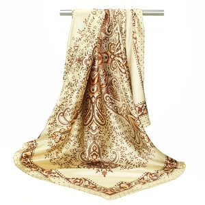 Élégant foulard en soie de 90 cm avec imprimé paisley doré et drapé fluide raffiné