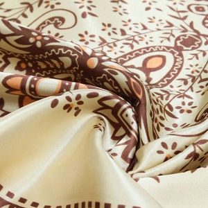 Carré en soie à motif paisley champagne avec fini satiné et imprimés floraux élégants