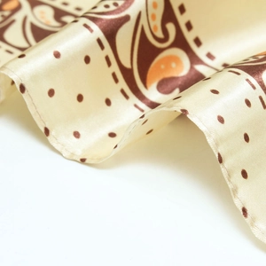 Élégant foulard en soie de 90 cm couleur champagne avec pois marrons et motifs paisley