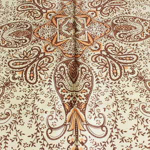 Vue macro du motif paisley sur un foulard en soie vintage de 90cm avec coutures détaillées