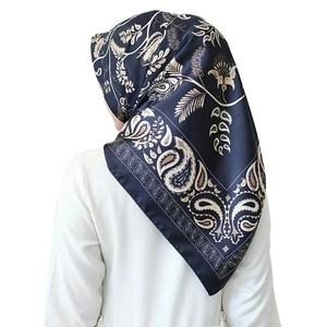 Foulard in raso 90cm blu navy con motivi paisley dorati indossato come bandana