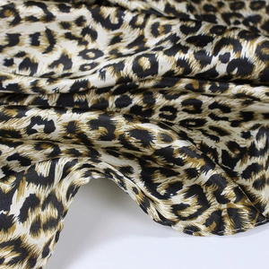 Klassisches Satin-Seiden-Quadrat-Halstuch für Damen mit elegantem Leopardenmuster