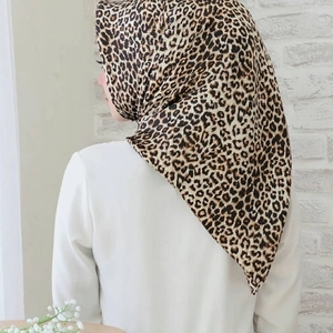 Klassisches Seiden-Quadrat-Halstuch mit Leopardenmuster und elegantem Seidenglanz für Damen