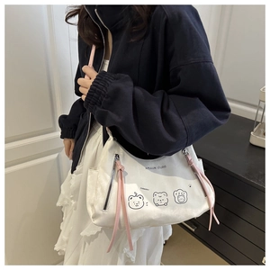 Détail du sac cabas en velours blanc avec oursons mignons et tirettes de zip en cuir rose