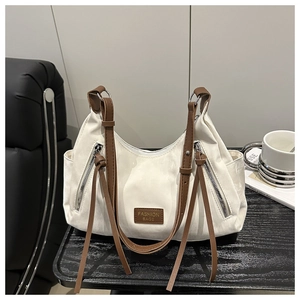 Grand sac cabas en toile blanche avec bandoulières marron et poches zippées