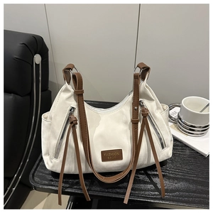 Détails du grand sac cabas en nylon avec fermetures éclair verticales et cuir brun