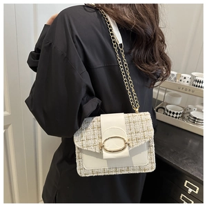 Détail du petit sac bandoulière en tweed blanc cassé avec chaîne dorée et fermoir ovale