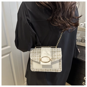 Détail du sac à bandoulière en tweed et cuir blanc avec fermoir doré et bandoulière
