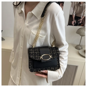 Détail du sac bandoulière en tweed et cuir avec chaîne dorée sur mannequin femme