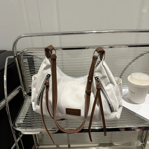 Sac à bandoulière blanc moderne en forme de croissant avec lanières en cuir marron