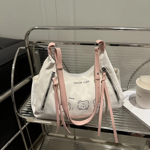 Sac cabas blanc en toile avec oursons, bandoulière en cuir rose et détails de glands