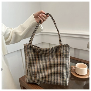 Nahaufnahme der Vintage-Tote-Bag mit Hahnentrittmuster und feiner gewebter Textur