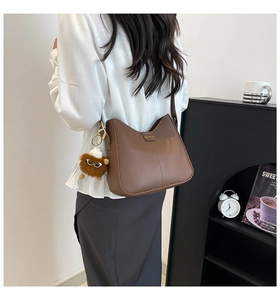 Sac à bandoulière marron en similicuir avec détail doré et pendentif en peluche